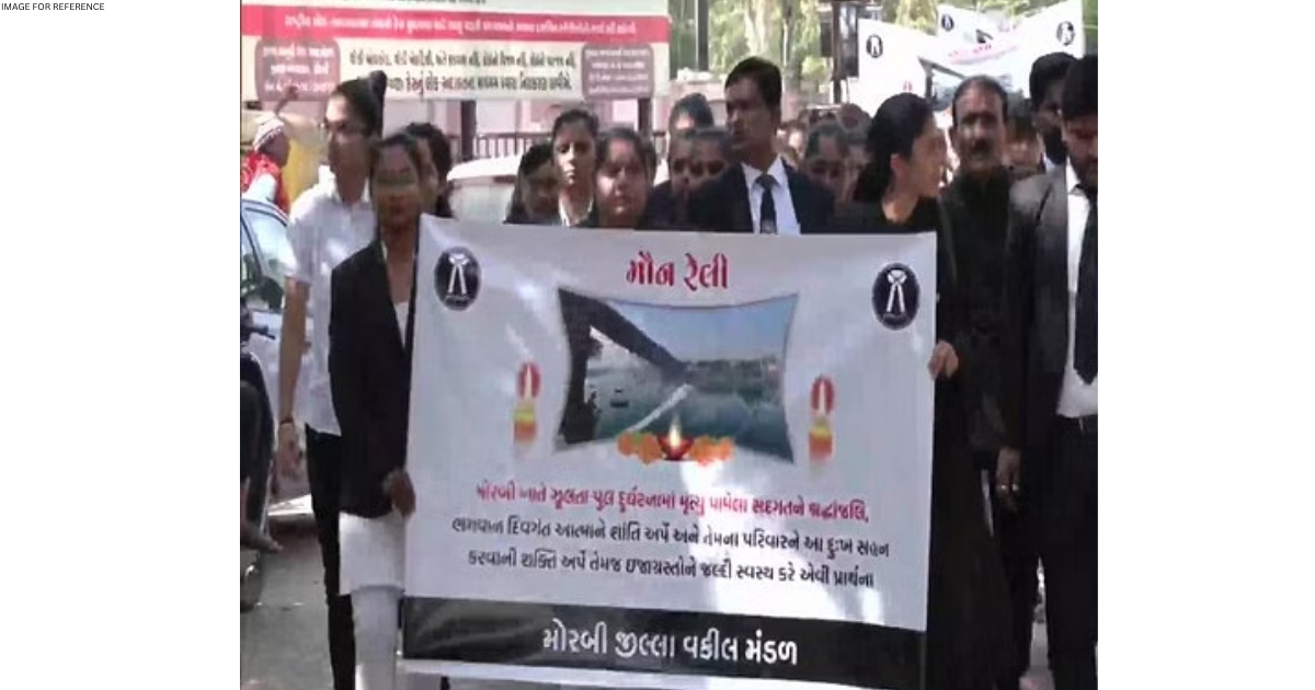 Morbi bridge collapse: Lawyers in Morbi stage protest, refuse to fight case for accused